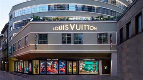 lv montenapoleone|LOUIS VUITTON .